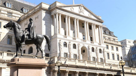 La Banca d'Inghilterra mantiene i tassi al 5% spingendo la sterlina ai massimi di oltre 2 anni