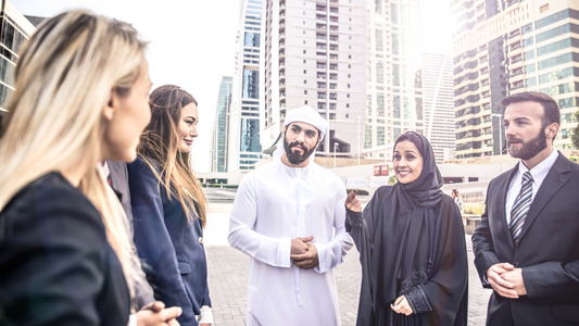 Il Galateo del Business: Costruire Relazioni di Successo negli EAU e in Arabia Saudita